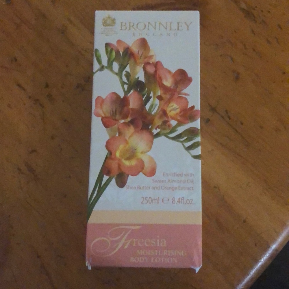 Bronnley freesia moisturizing body lotion